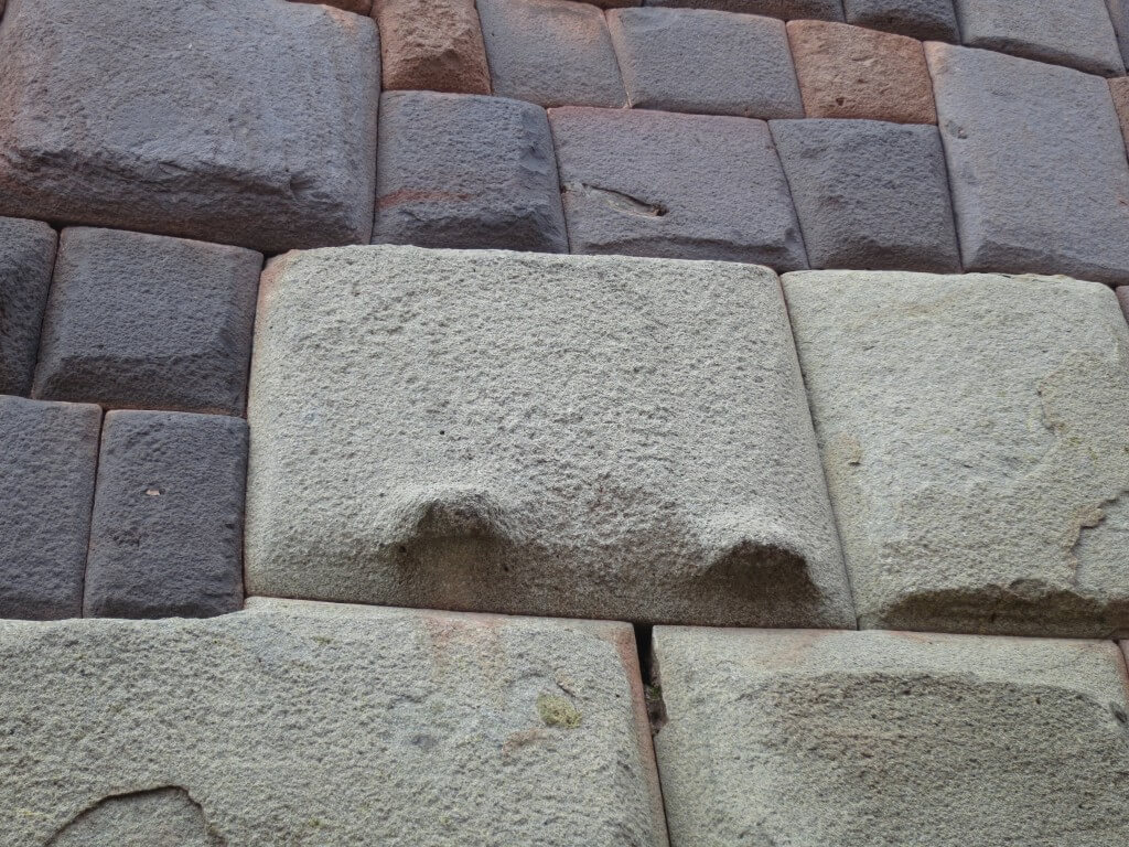 おっぱい石　クスコ宗教美術博物館の土台部分　インカ建築の石組み　剃刀の刃も入らない　クスコ　ペルー