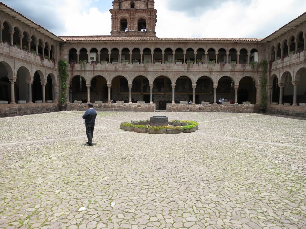 サント・ドミンゴ教会　クスコ　黄金　ペルー　インカ文明