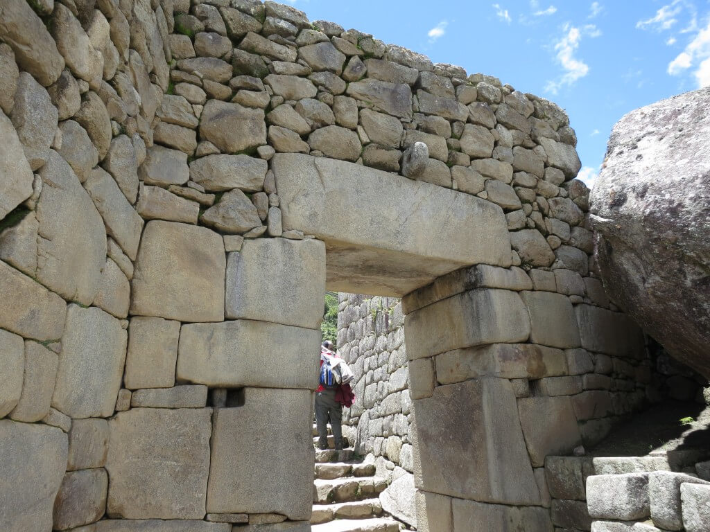 木の扉　マチュピチュ遺跡　ワイナピチュ　ペルー
