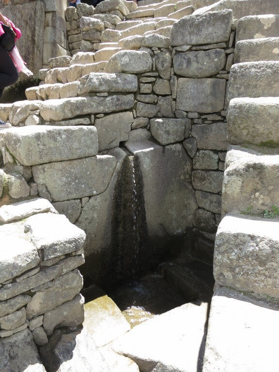 石を削った水路　マチュピチュ遺跡　ワイナピチュ　ペルー