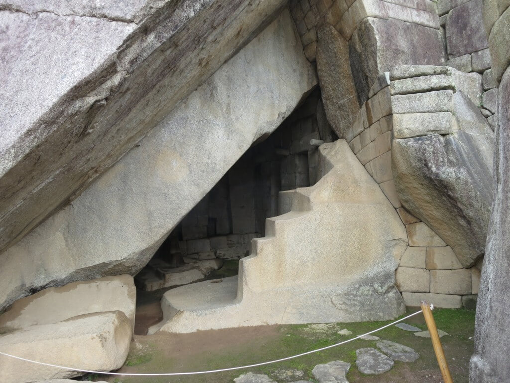 上が陵墓、下が太陽の神殿となっている部分　マチュピチュ遺跡　ワイナピチュ　ペルー