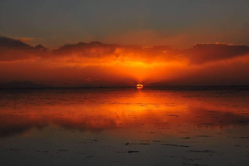 ウユニ塩湖　夕日　サンセット　鏡張りの世界
