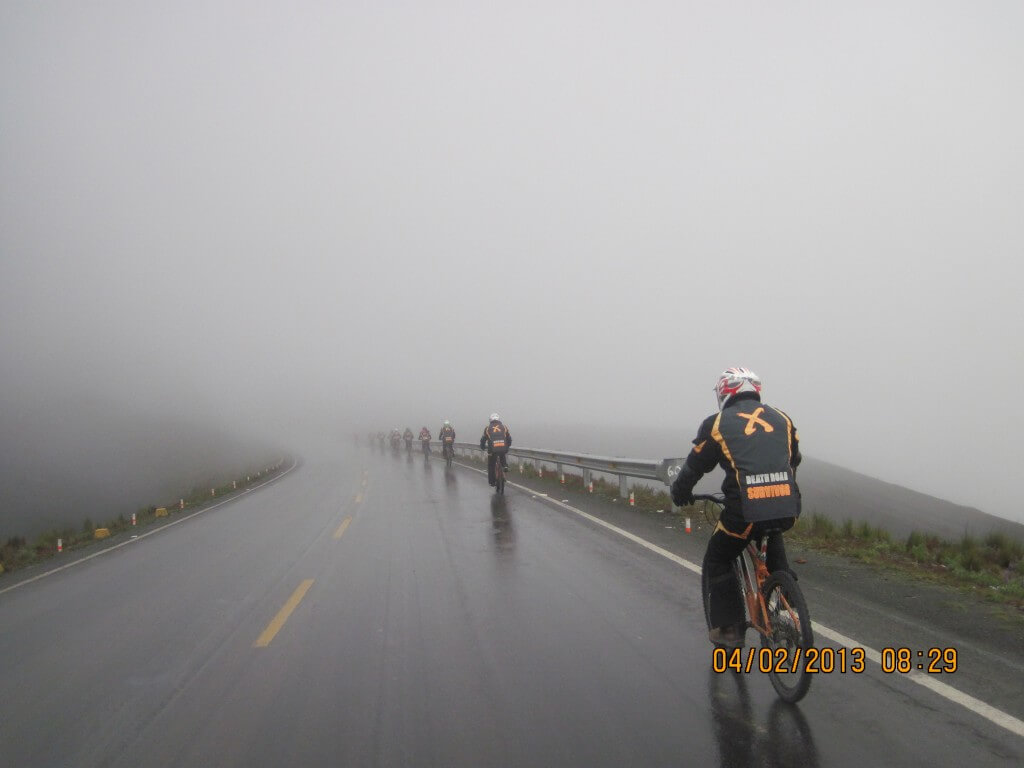 ユンガスの道　デスロードツアー　ラパス　ボリビア　霧で視界が悪い