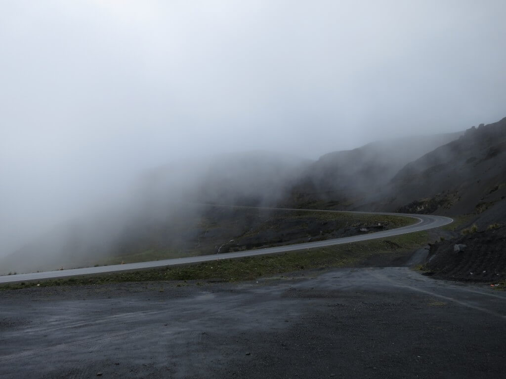 デスロードツアー開始！まずはマウンテンバイクの練習・・・って霧で何も見えない！？
