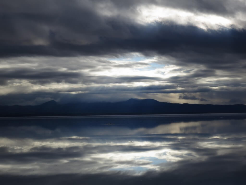 ウユニ塩湖　鏡張り　朝日ツアー