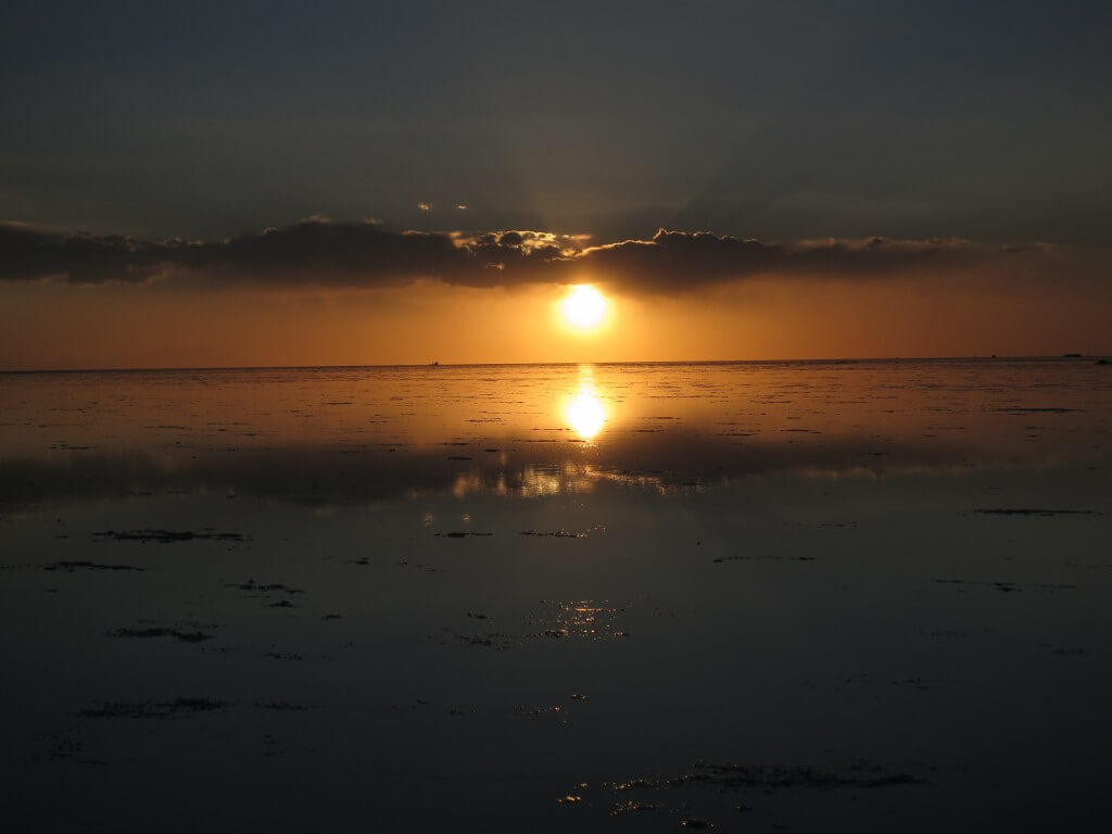 ウユニ塩湖　夕日　サンセット　鏡張りの世界