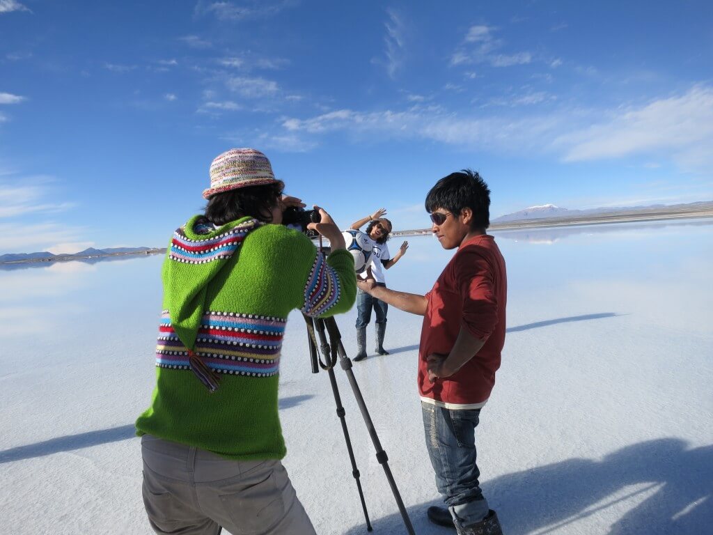 トリック写真　ウユニ塩湖　昼間　ボリビア
