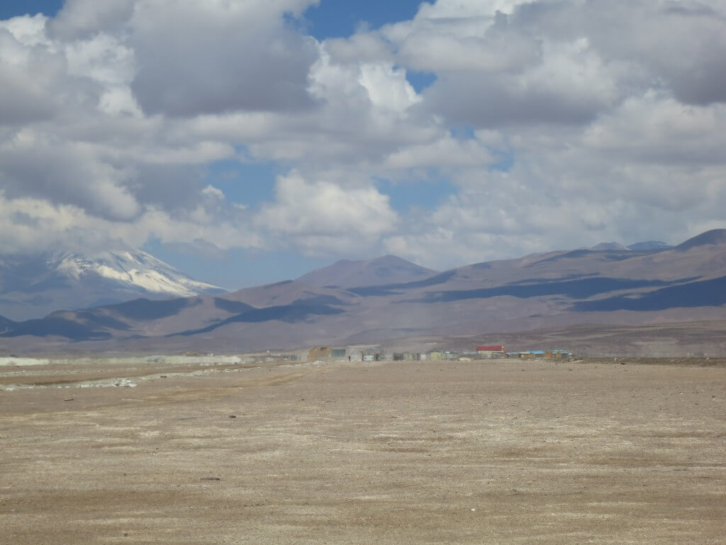 ウユニ　アタカマ　チリとボリビアの国境　高い雪山　何もない