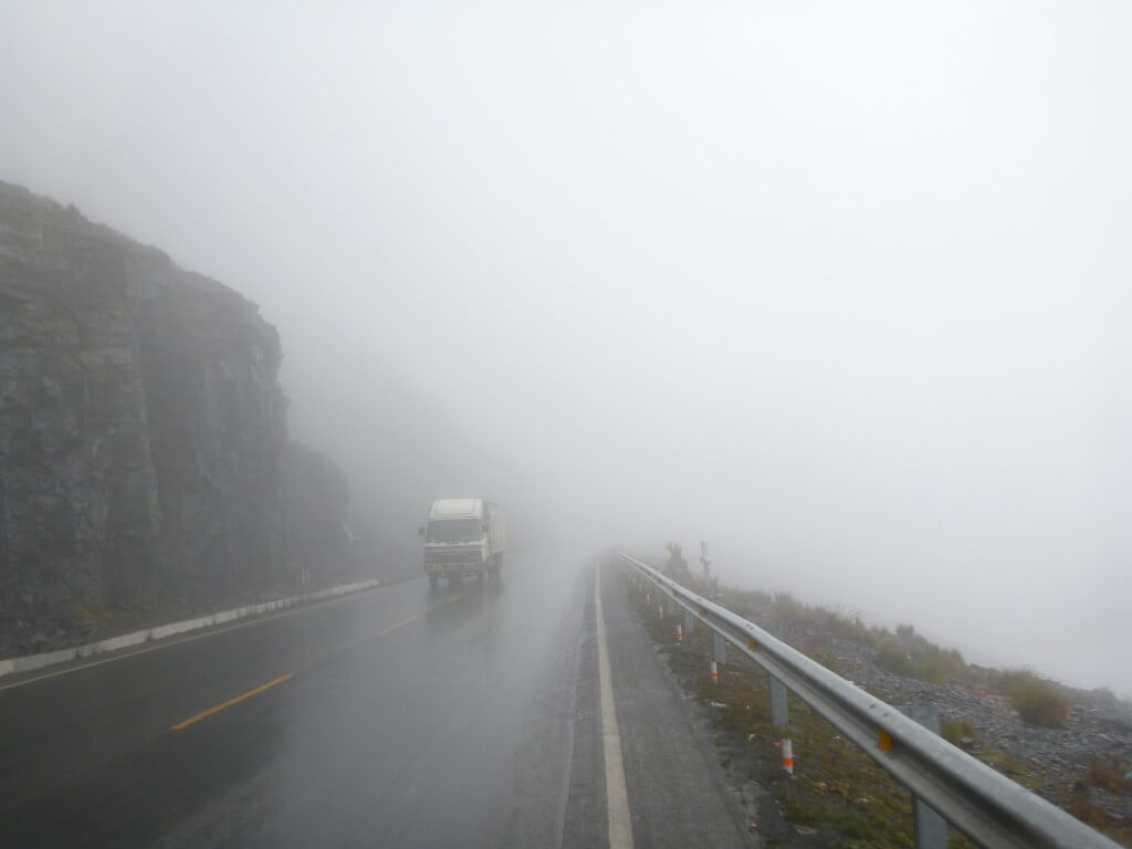 ユンガスの道　デスロードツアー　ラパス　ボリビア　霧　車がくる