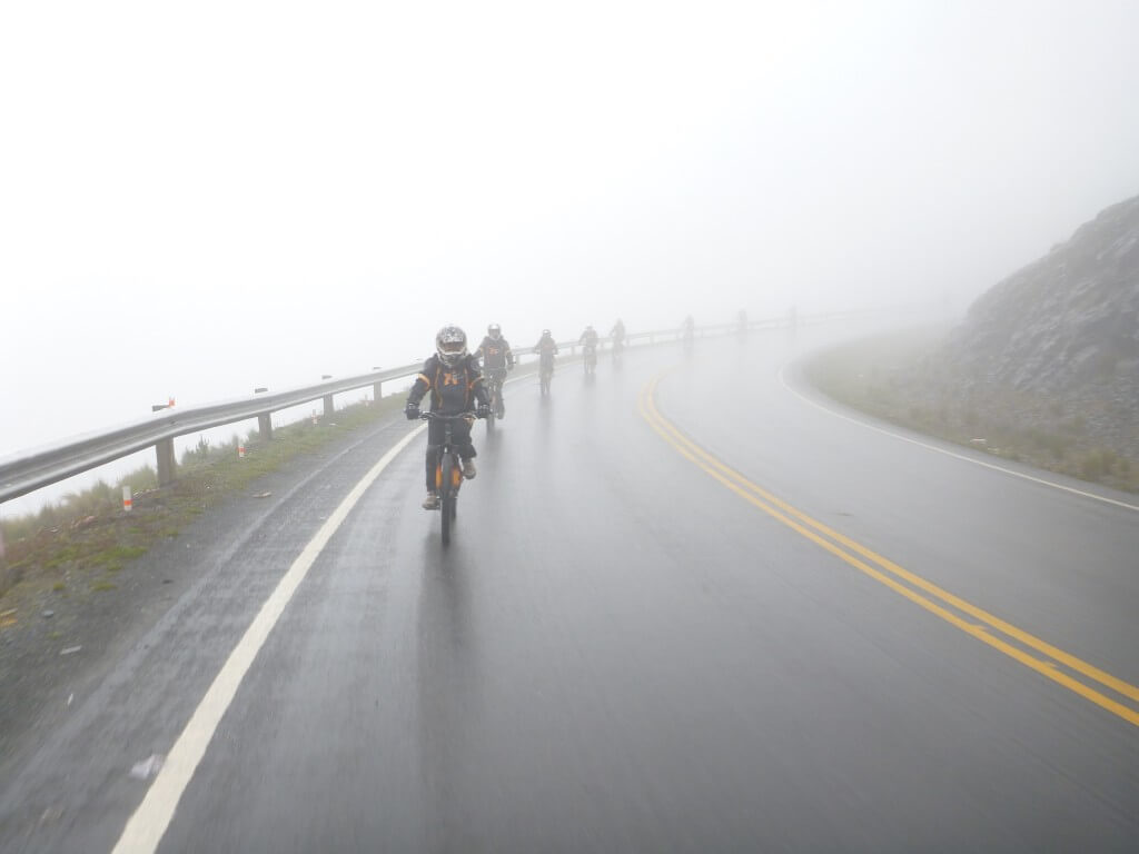 デスロードツアー開始！まずはアスファルトの道でマウンテンバイクに慣れる・・・車もくるし、霧で視界悪すぎ！！