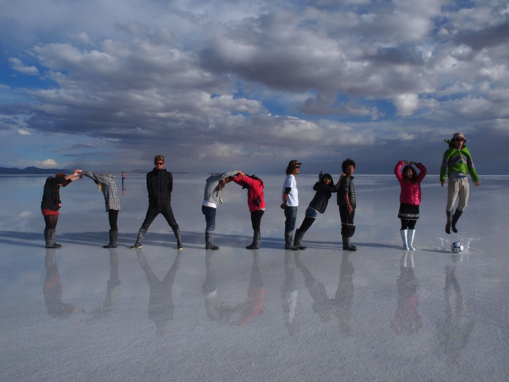 トリック写真　ウユニ塩湖　昼間　ボリビア