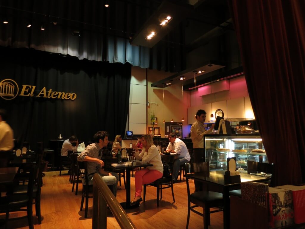 「世界で2番目に美しい本屋さん」El Ateneo（エル・アテネオ）のステージはカフェ！？
