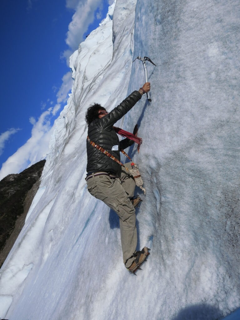 ピッケル　登る　トレッキング　ロス・グラシアレス公園　ペリト・モレノ氷河　パタゴニア