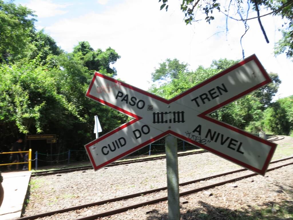 イグアスの滝　国立公園　電車　アルゼンチン