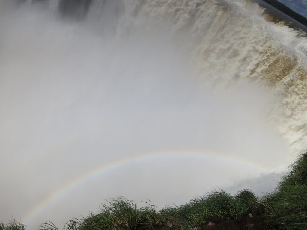 イグアスの滝　悪魔の喉笛　下が見えない　水しぶき　アルゼンチン　虹