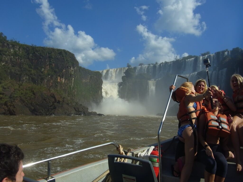 ボートツアー　イグアスの滝に突っ込む　水がすごい　アルゼンチン側