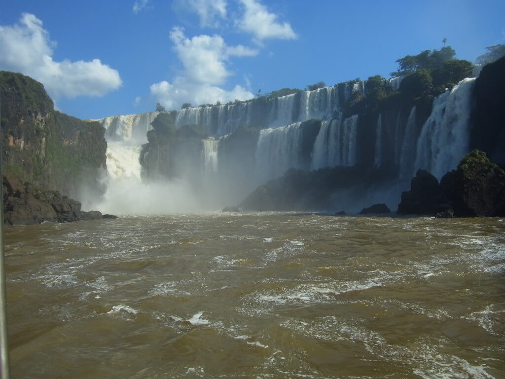 ボートツアー　イグアスの滝に突っ込む　水がすごい　アルゼンチン側