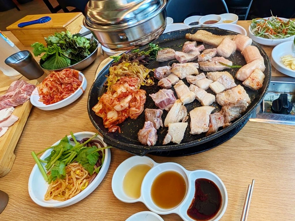 サムギョプサルはみんなで焼肉を囲もう