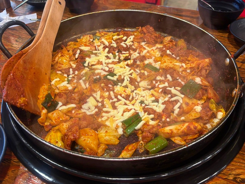 チーズタッカルビはとろけるチーズと甘辛チキンの最強コンビ