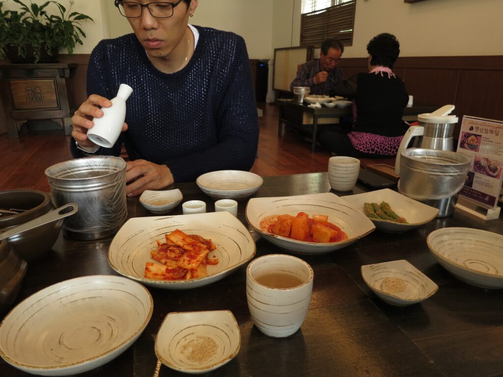 おすすめの韓国料理といったら定番サムゲタンにキムチにマッコリ