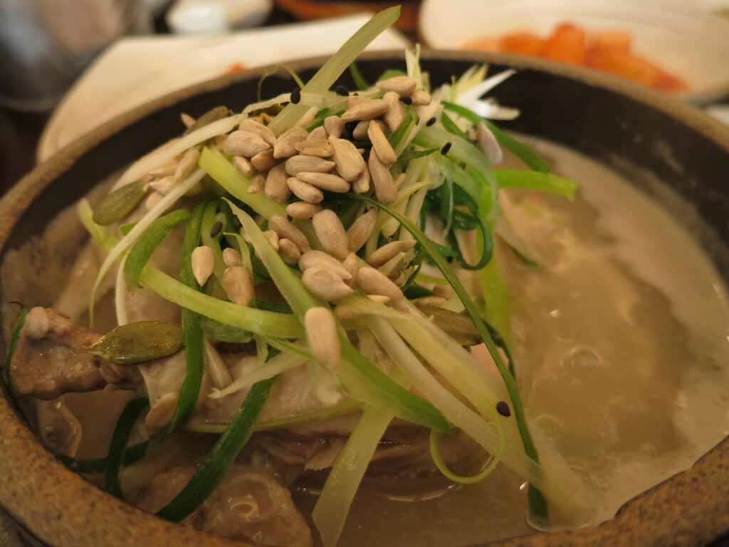 韓国料理　サムゲタン　参鶏湯