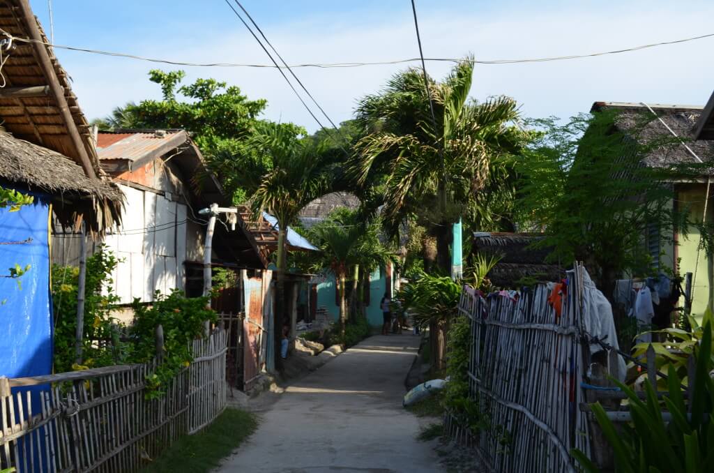 フィリピン　アポ島　田舎町　風景