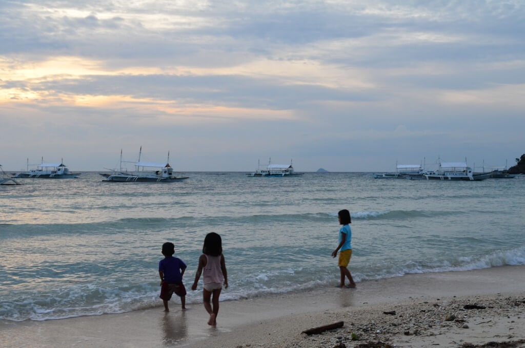 マラパスクア島　海辺　子供
