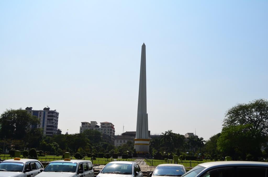 ヤンゴン市内観光でマハバンドゥーラ公園の独立記念塔での注意点