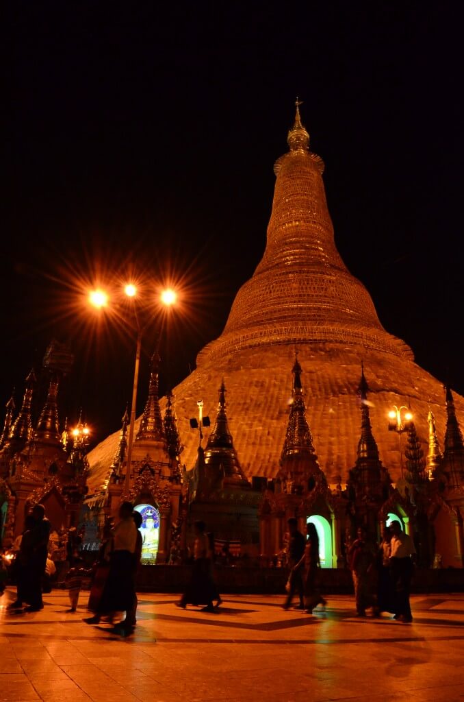 シュエダゴン・パゴダ　ライトアップ　ミャンマー人　写真　観光
