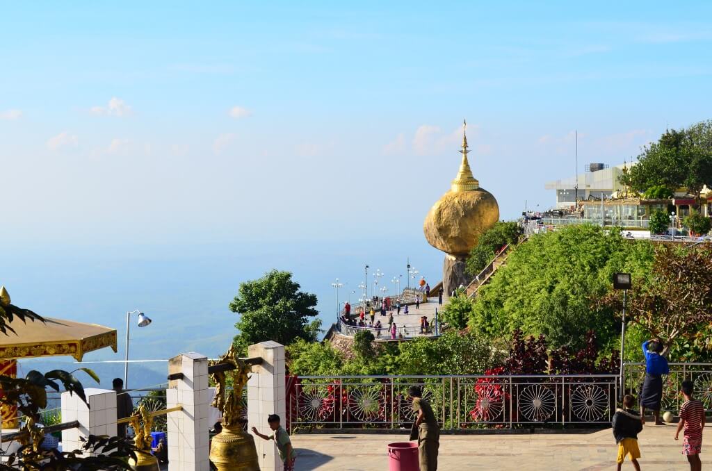 ゴールデンロック（チャイティーヨー・パゴダ）の周りは聖地でミャンマー人しか入れない