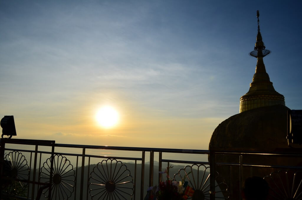 ゴールデンロック（チャイティーヨー・パゴダ）　サンセット　夕日　絶景　キンプン　ミャンマー