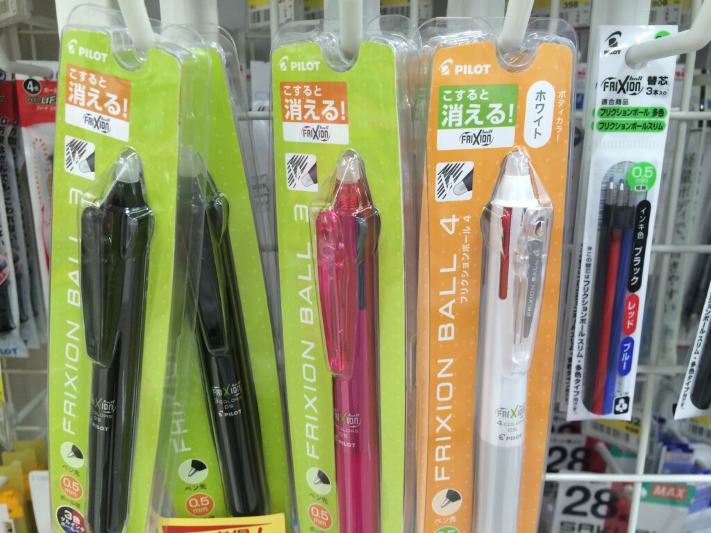 3色ボールペン・シャープペンシル・消せるボールペンなど文房具