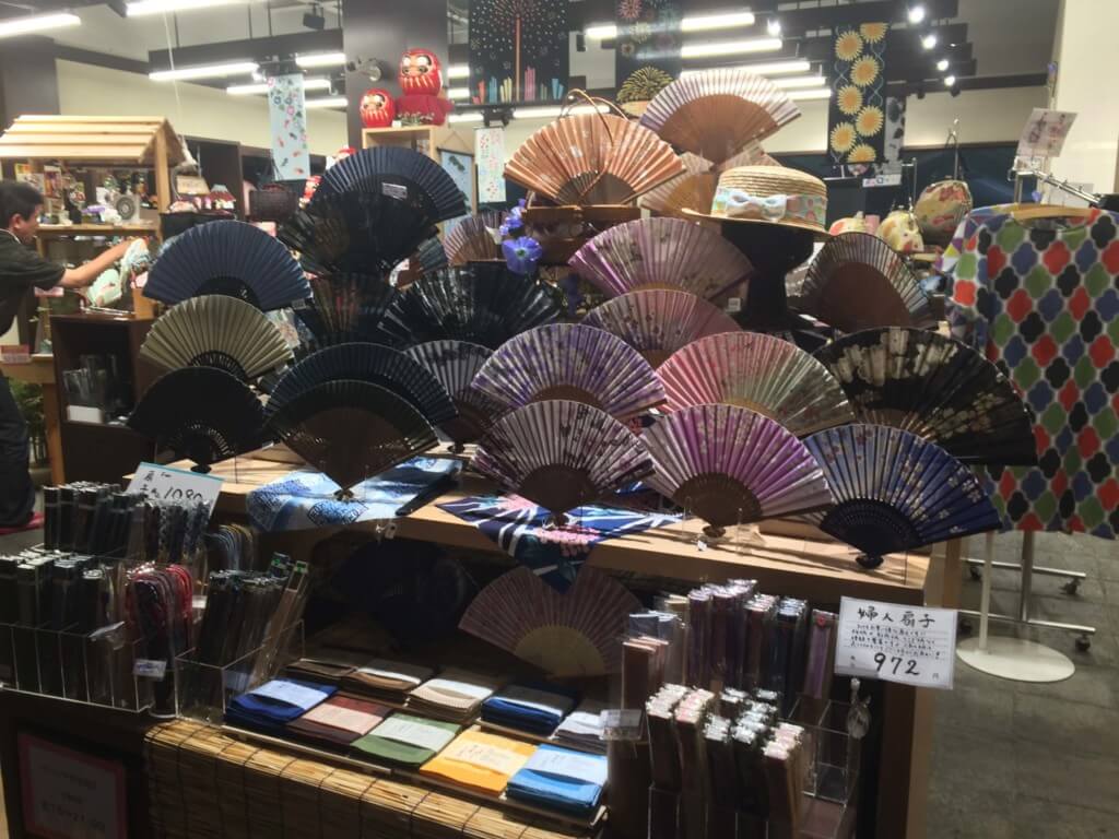 ザ・日本を感じさせる絵葉書や扇子は絶対外国人が喜ぶ日本からのお土産
