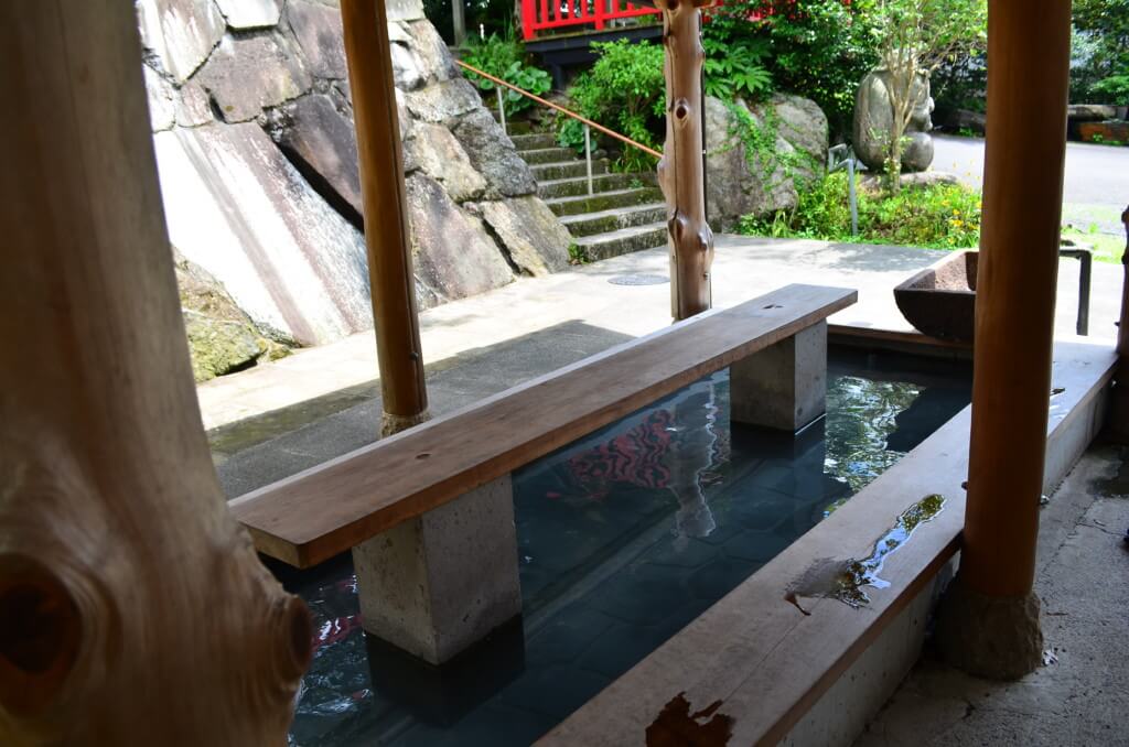 霧島神宮の入り口には無料の足湯がある
