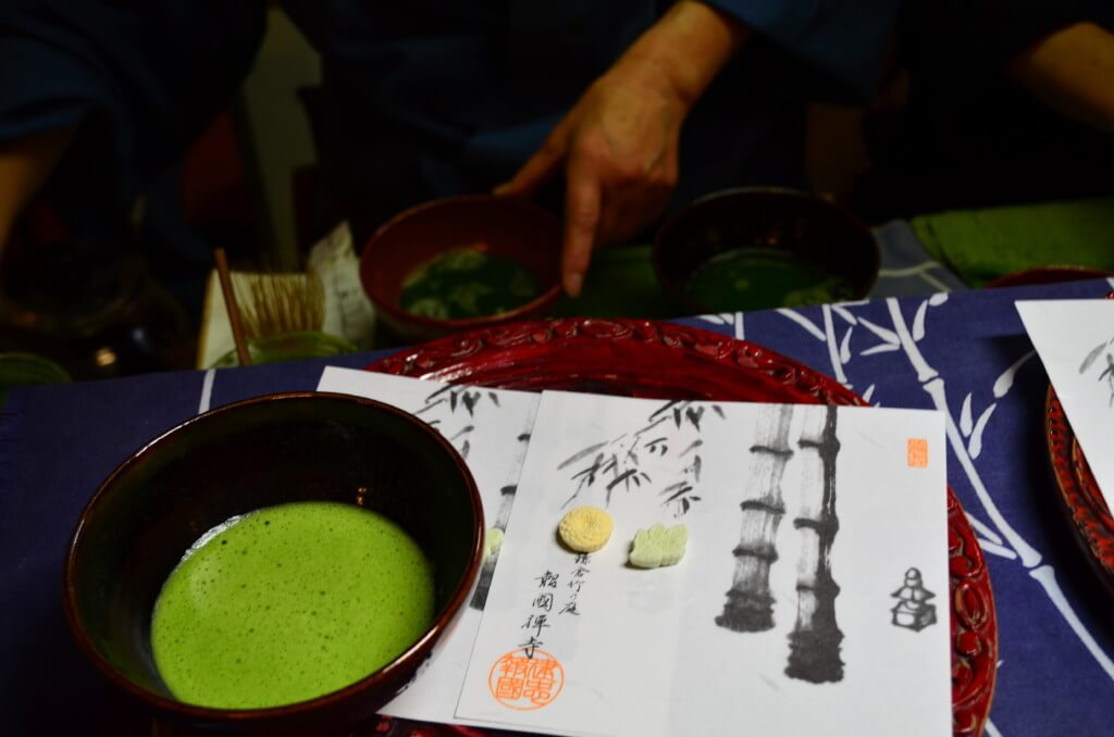 報国寺で抹茶とお菓子を頂きながら、竹林を眺めるデートは最高ですよ！