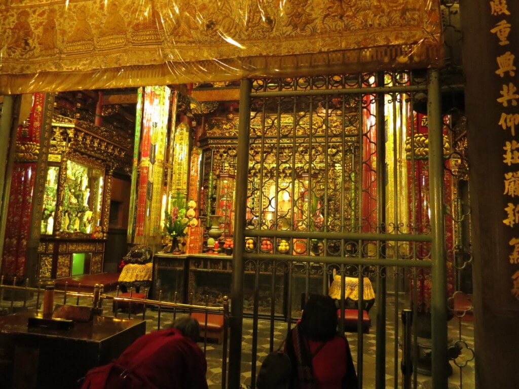 龍山寺は静寂の中で落ち着いた雰囲気とお線香の香りが漂い、とても安らぐ空間なのです