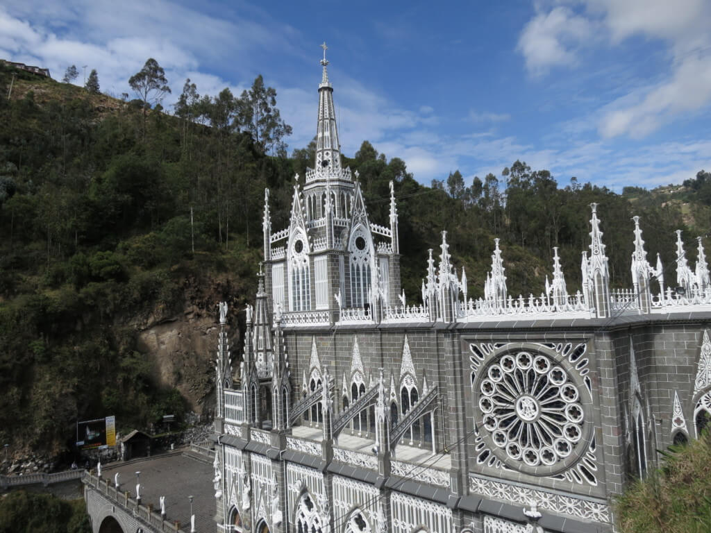 イピアレスの世界一美しい教会　ラス・ラハス（Las Lajas)教会は近代的な南米チックな教会だった！
