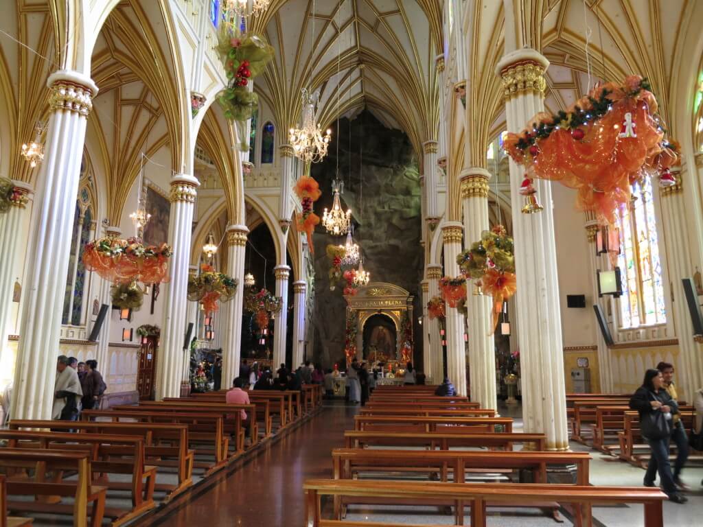 イピアレスの世界一美しい教会　ラス・ラハス（Las Lajas)教会は近代的な南米チックな教会だった！