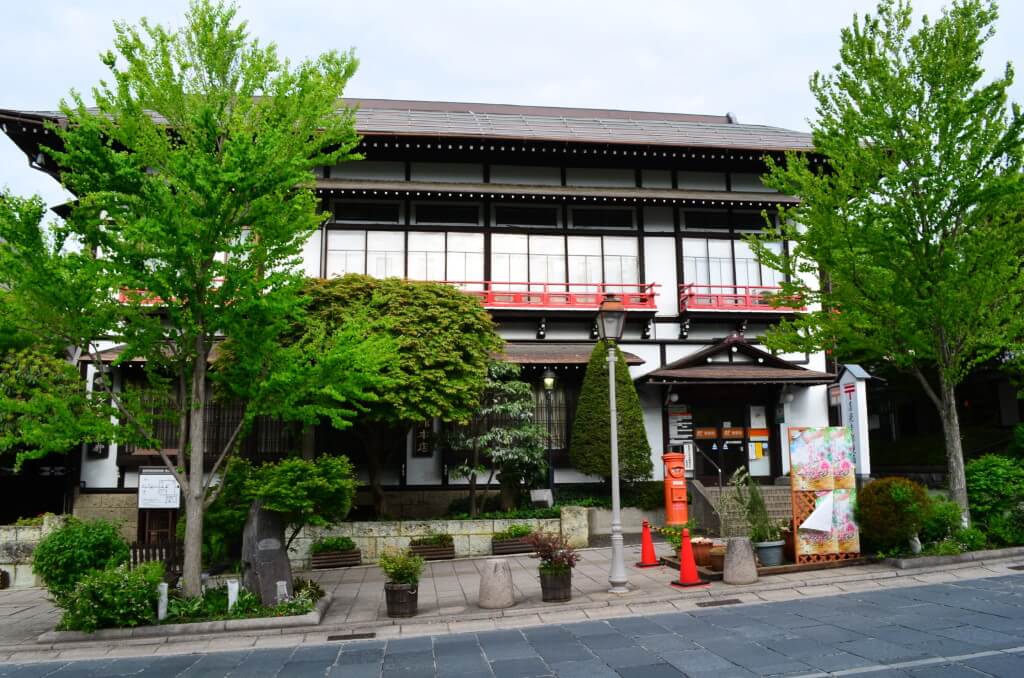 長野駅から表参道（中央通り）は街路樹や商店街、お土産屋などが江戸時代の屋敷のような感じで建っている！