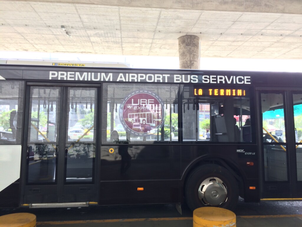 マニラ市内に行くバスはプレミアムエアポートバス（UBE Express）かエアポートループバス(Airport Loop Bus)