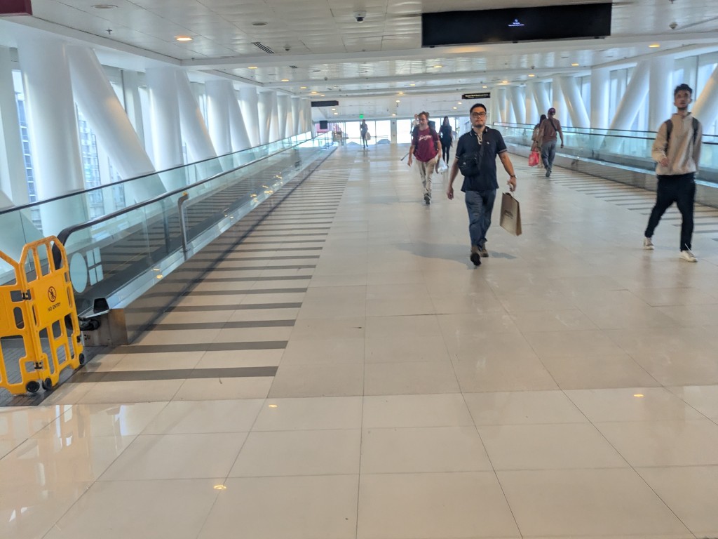 Runway Manila内部。白くて広い通路と両側の動く歩道