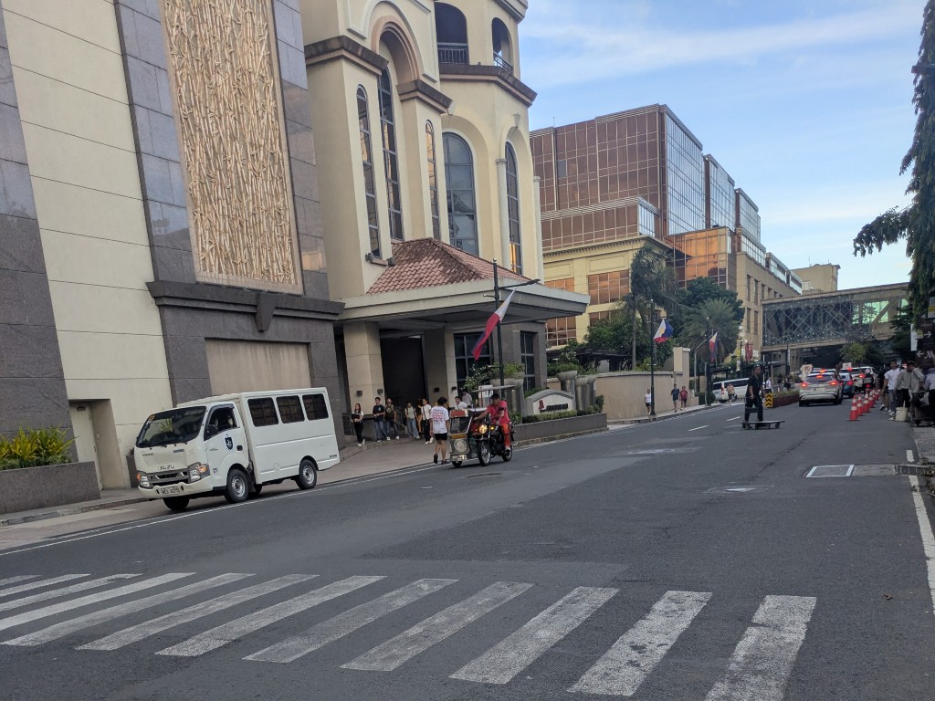 Newport City側の広くて整備された歩道とホテル群