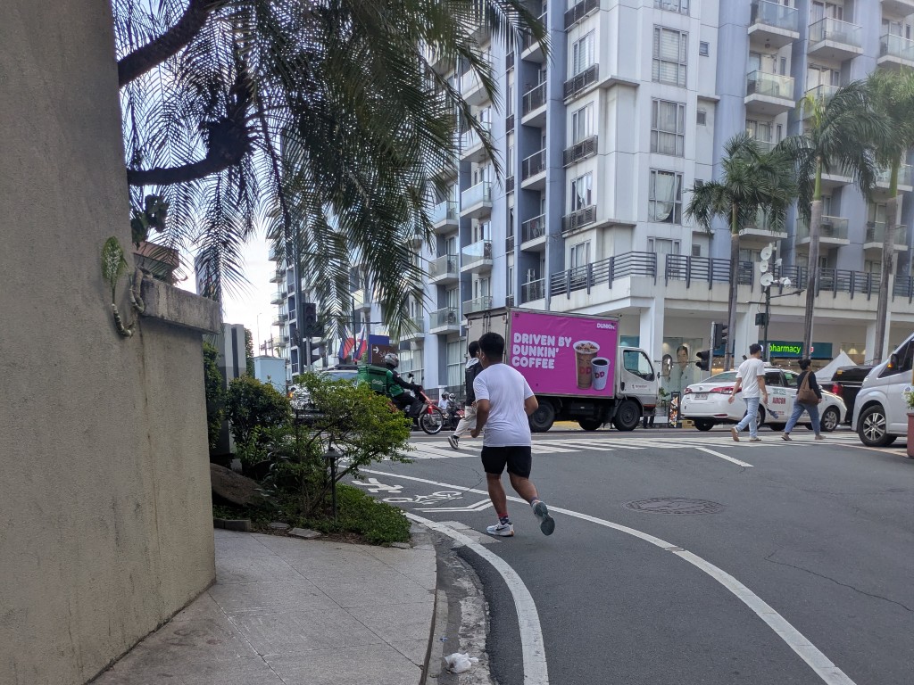 Newport Boulevard沿いの歩道でジョギングしている人