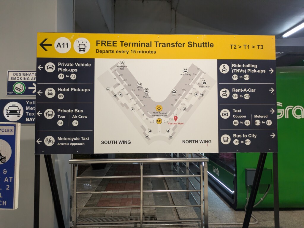 NAIA T2の案内板（FREE Terminal Transfer Shuttle）