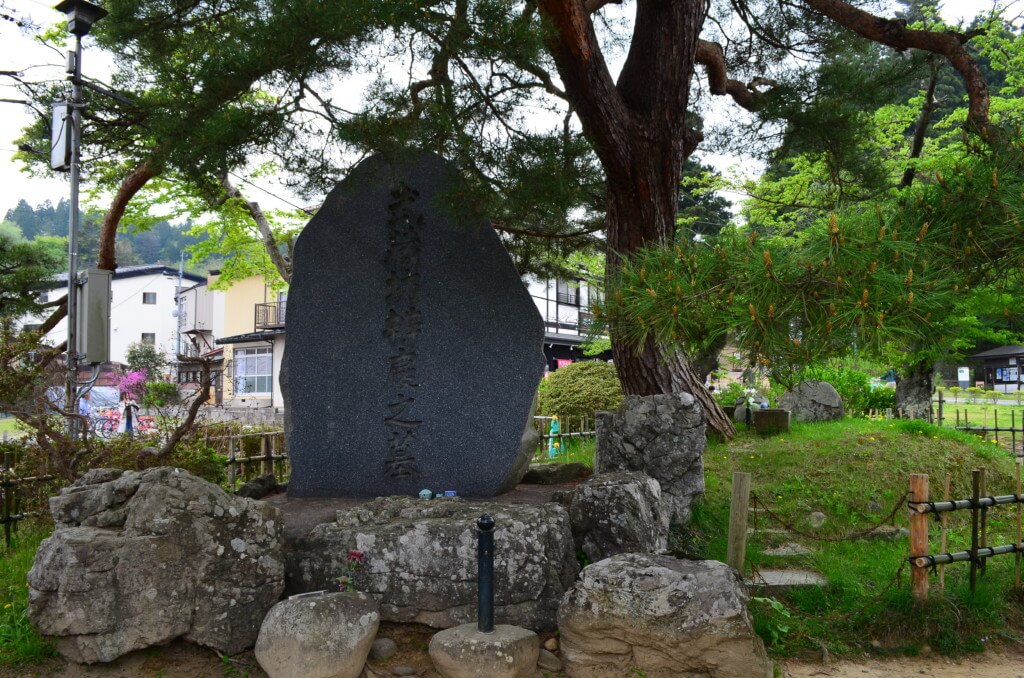 平泉の中尊寺の月見坂入り口には弁慶の墓がある