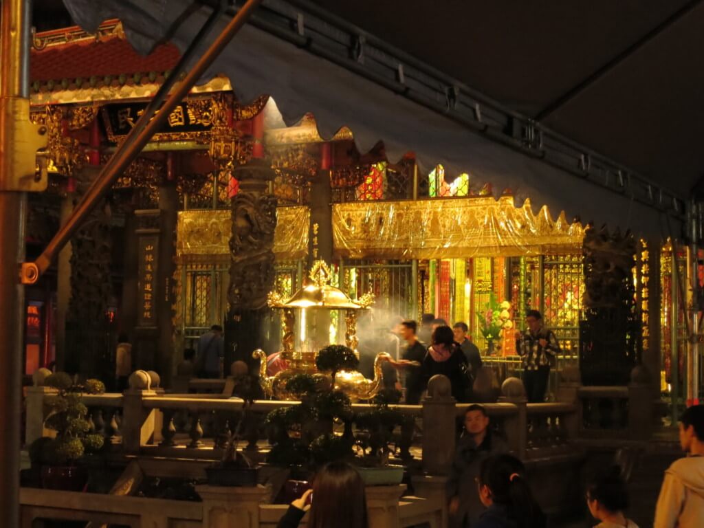 台北の龍山寺でパワースポットを観光