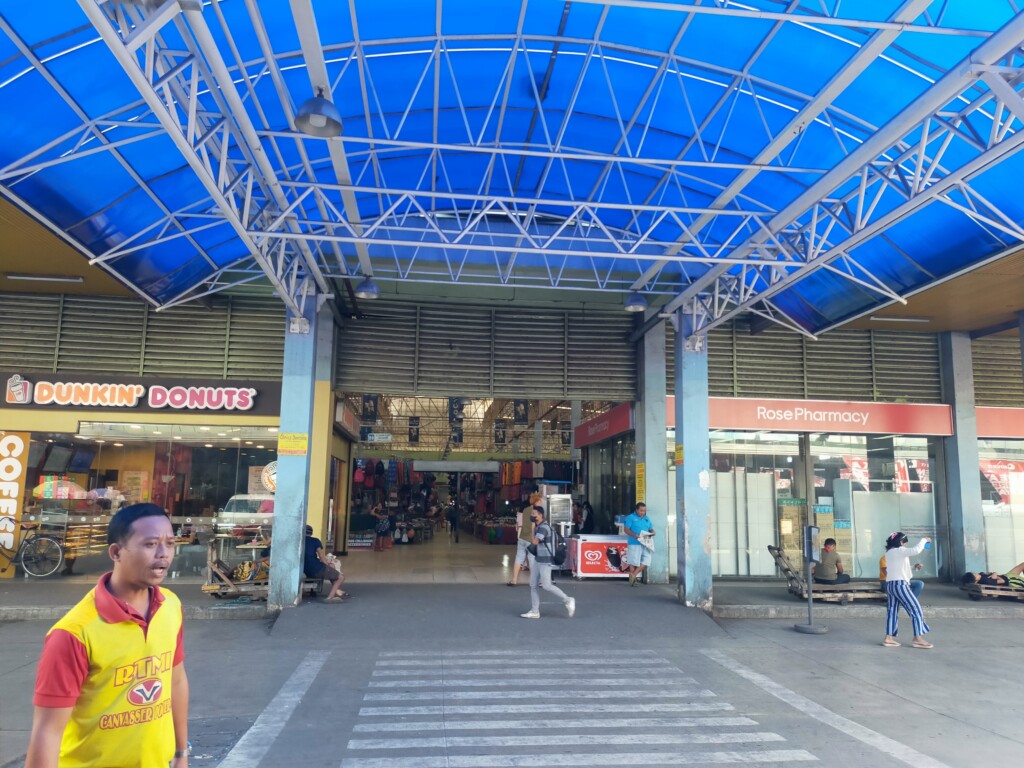 カガヤンデオロにはアゴラバスターミナル（Agora Bus Terminal）とブルアバスターミナル（Bulua Integrated Bus Terminal）と2つある