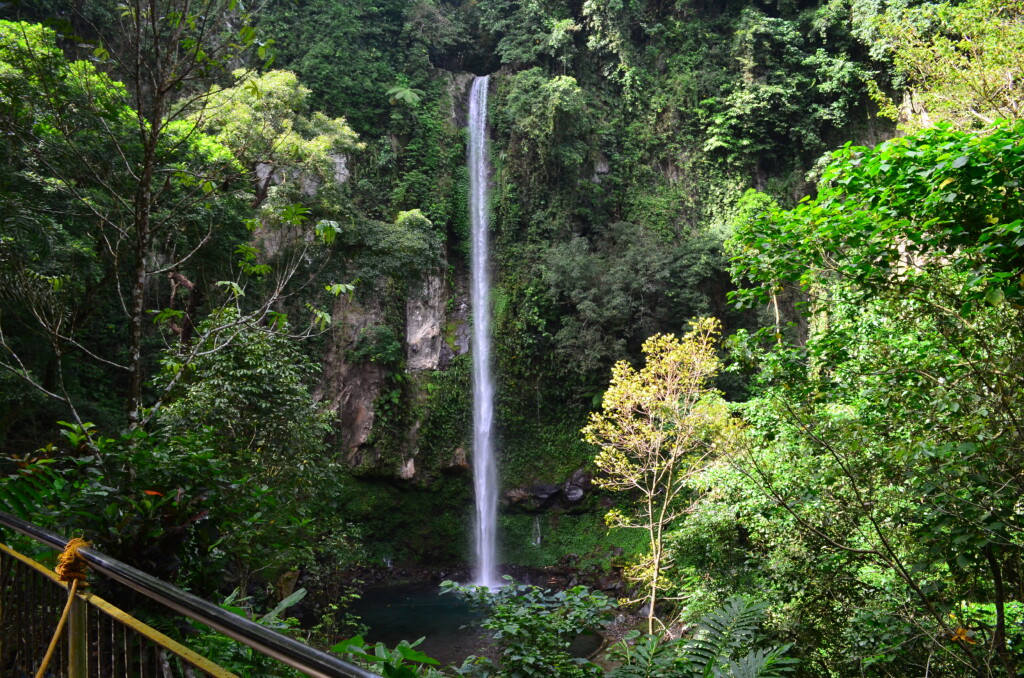 カミギン島No1！Katibawasan Falls（カティバワサン滝）は迫力がある滝で涼しいし泳げる