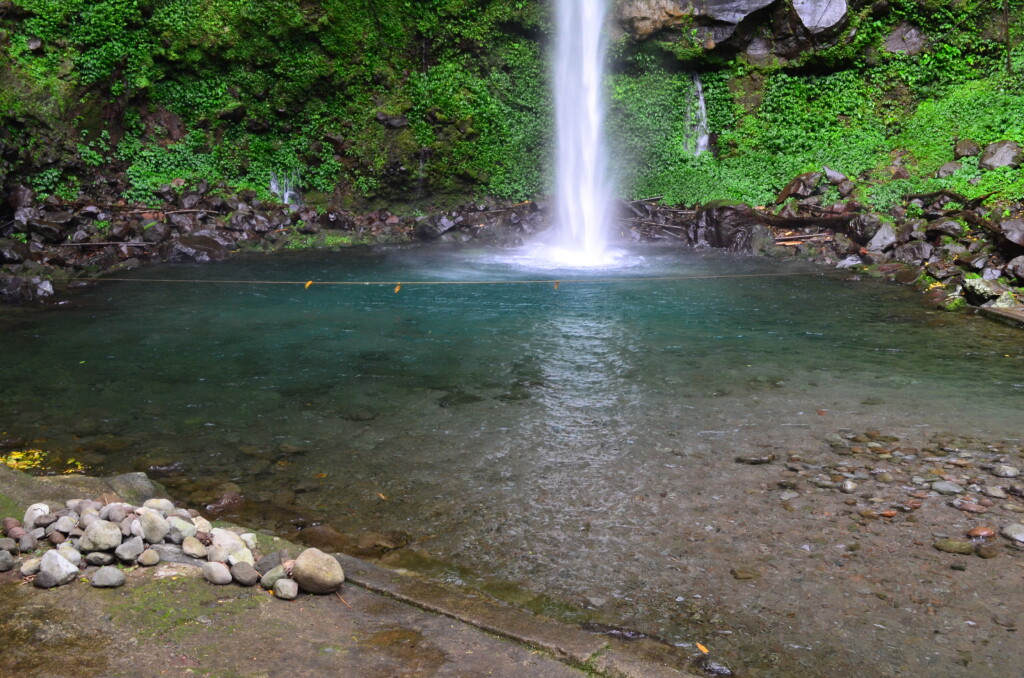 Katibawasan Falls（カティバワサン滝）は迫力がある滝で涼しいし泳げる