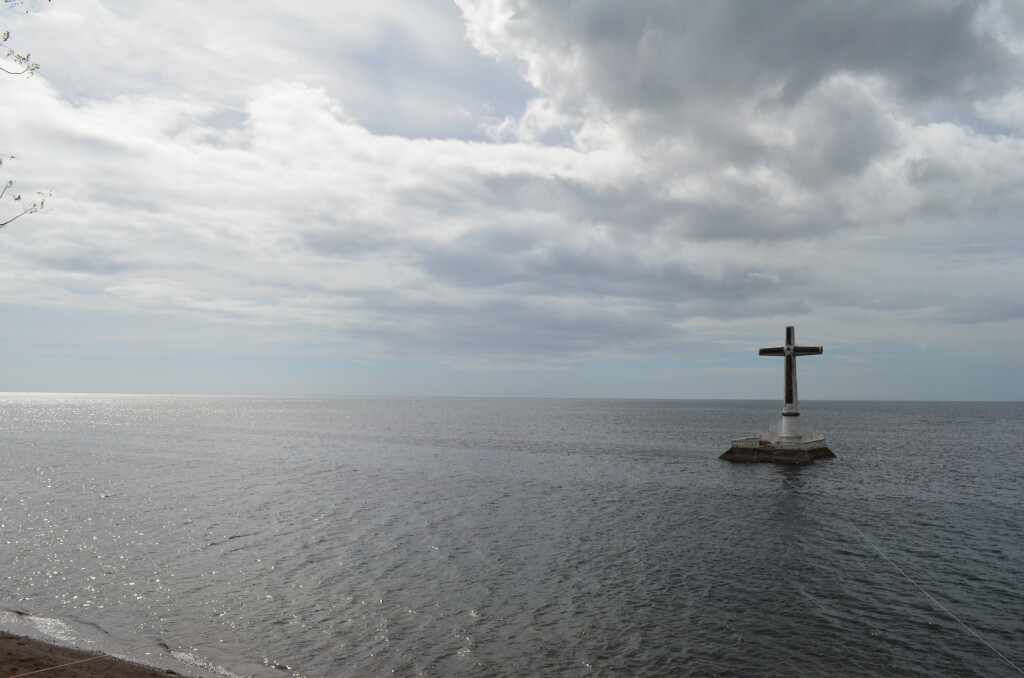 絶景のサンセットスポット！Sunken Cemetery（シュンケン セメタリー）は海に浮かぶ神秘の十字架